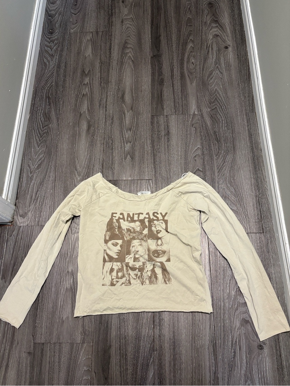 Ardene Fantasy Graphic Off Shoulder Long Sleeve Cream Small